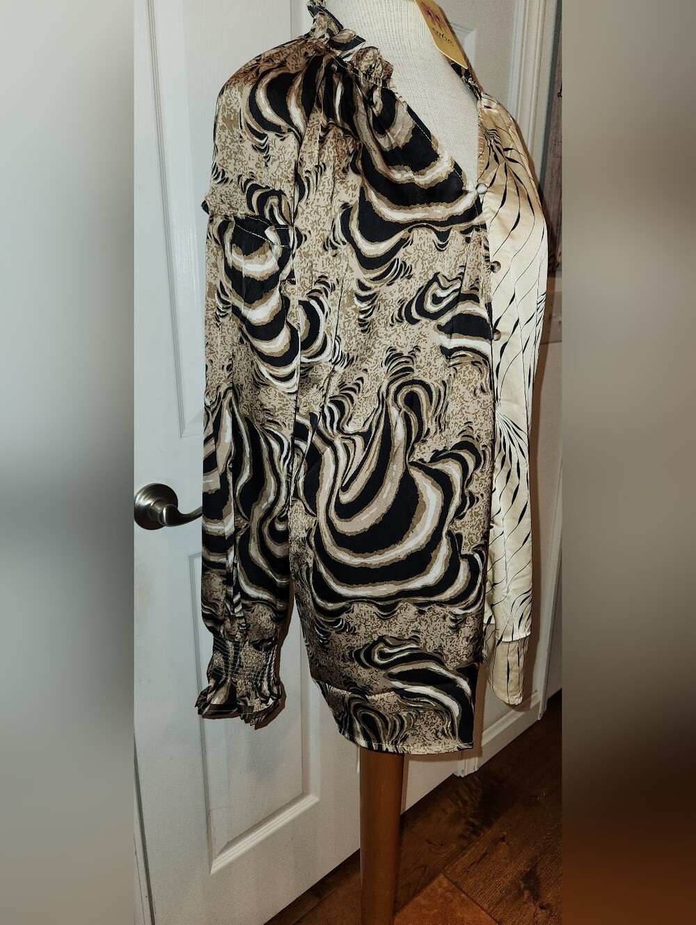 entro Two-Tone Beige and Black Asymmetrical Shirt - Picture 2 of 9